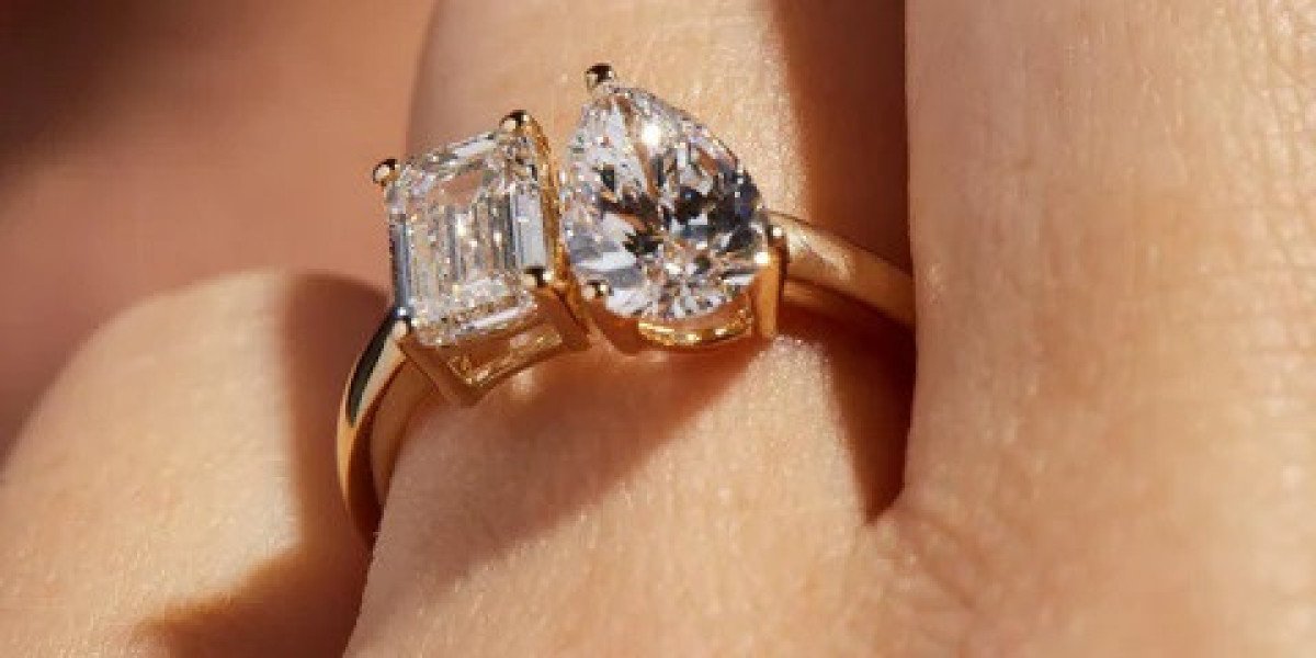 A Valentine's Day Sparkle: Unveiling the Magic of Emerald Cut Diamond Rings and Lab-Created Emerald Engagement Ring